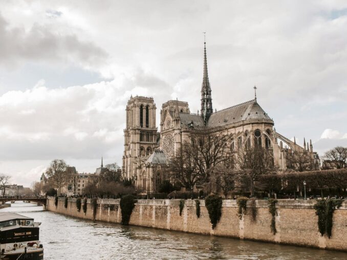 Температура воздуха в Париже в декабре редко поднимается выше +10 градусов Цельсия