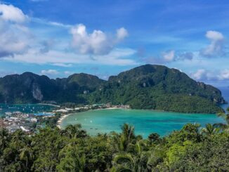 На острова Пхи-Пхи в Таиланде можно добраться с Пхукета или из Краби