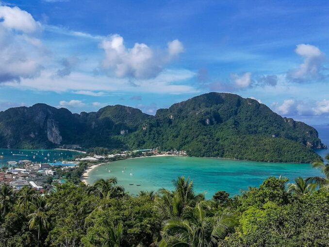 На острова Пхи-Пхи в Таиланде можно добраться с Пхукета или из Краби