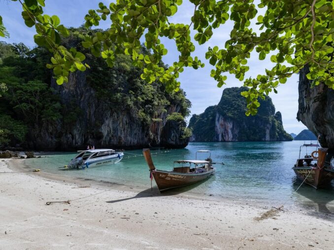 Отдыхая на Пхукете в январе нужно обязательно съездить на Пхи-Пхи