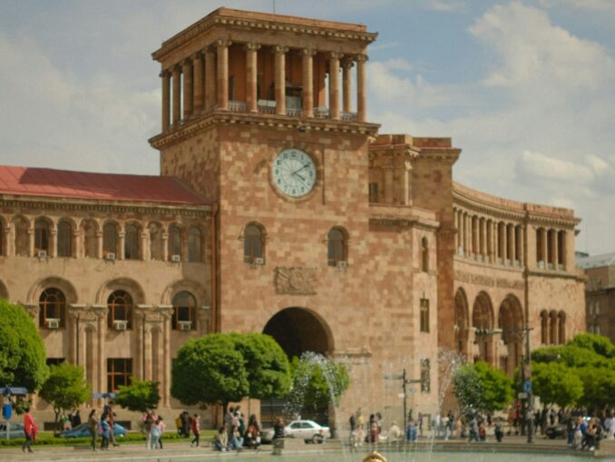 Площадь Республики нужно посмотреть в Ереване в первую очередь