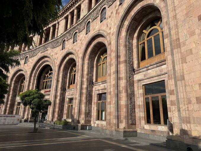 Розовый туф на Площади Республики - в Ереване стоит много ходить по городу, любуясь домами