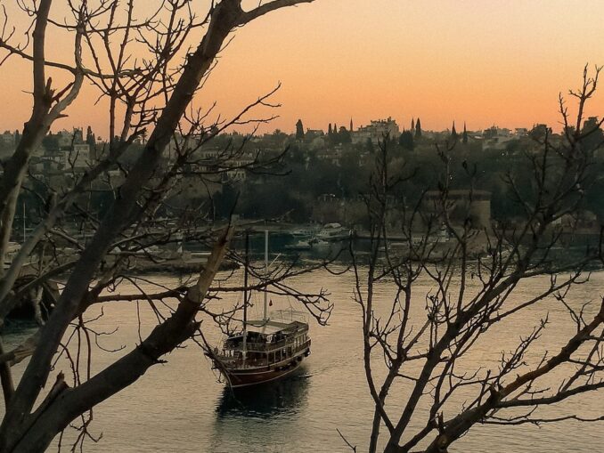 А Анталию в декабре стоит ехать на экскурсии и отдых а берегу моря