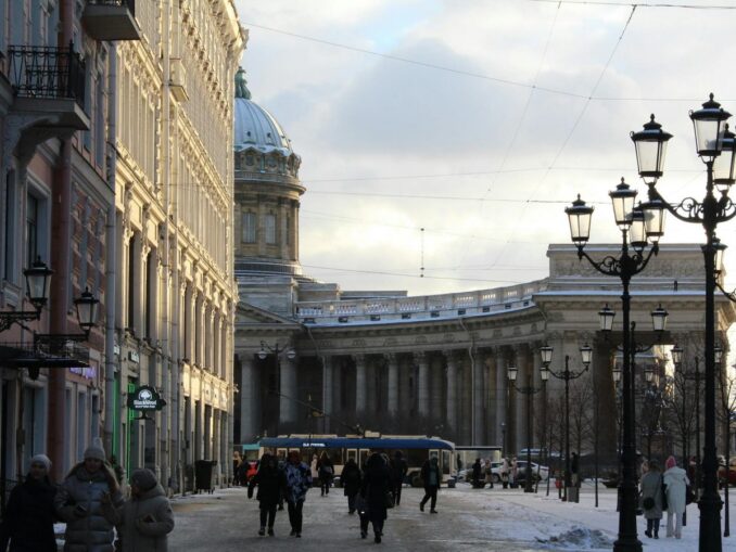 Казанский собор в Санкт-Петербурге, фото @Paolo Boaretto/pexels.com Зимой в Санкт-Петербурге ходят в пуховиках и дубленках - холодно