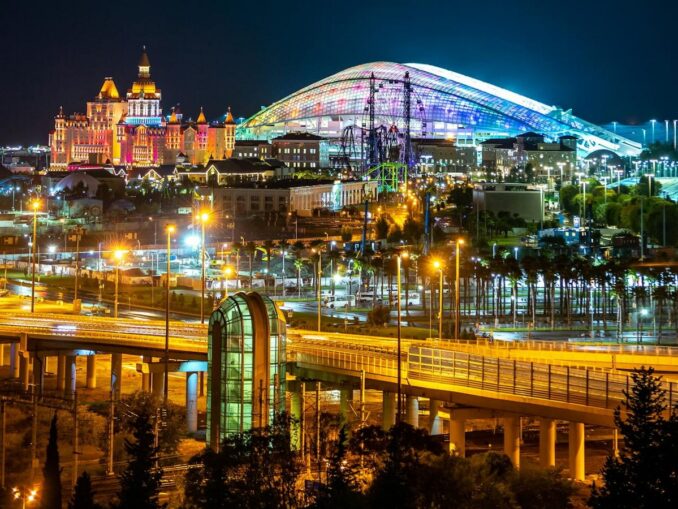 Адлер в Новый год выглядит очень празднично, фото @Анна Халкониди/pexels.com В Адлере можно хорошо отппраздновать Новый год