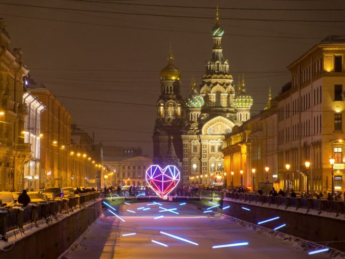 Санкт-Петербург в феврале, фото unsplash.com/@Vladimir Vishnyakov Спас-на-Крови - зима в Санкт-Петербурге часто щедра на снег