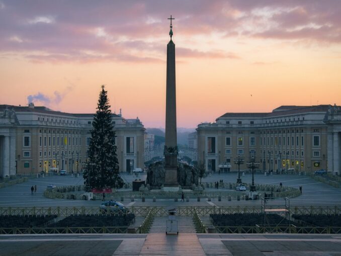 The air temperature in Rome in December rises to +15-17 degrees Celsius