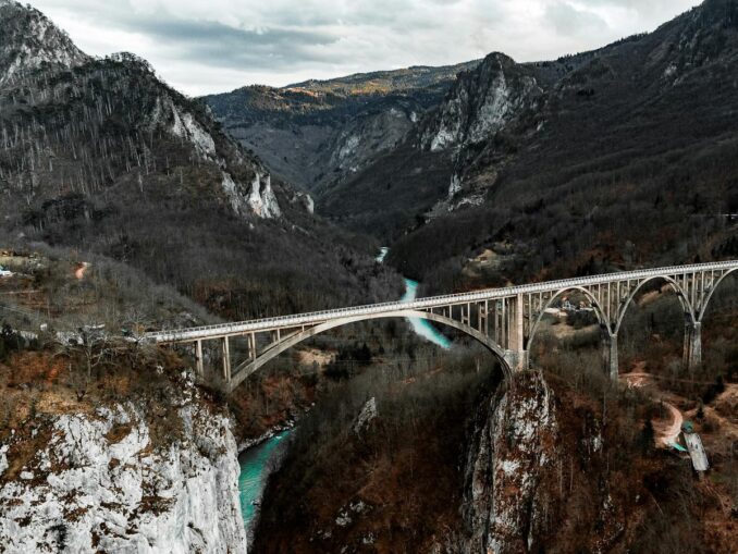 Мост Джурджевича - температура воздуха в горах Черногории зимой может опускаться до -15-20 градусов Цельсия