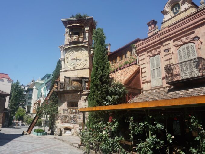 Часовая башня - с детьми нужно сходить в Тбилиси в театр марионеток