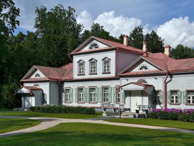 Усадьба Абрамцево находится рядом с Золотым кольцом