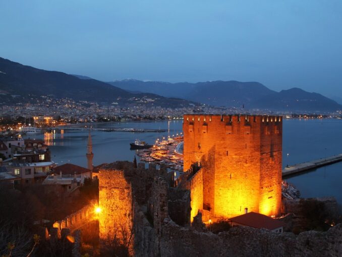 Evening Alanya, Türkiye, photo @Pixamin/Pixabay.com The Red Tower is a recognizable symbol of Turkish Alanya