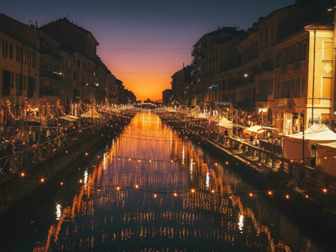 Navigli - the air temperature in Milan in January rises to +10 degrees Celsius 