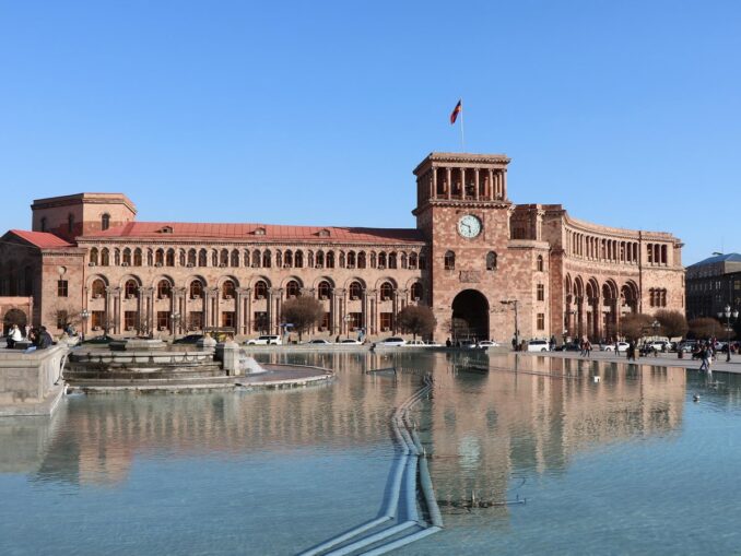 Republic Square - the air temperature in Yerevan in March rises to +22-24 degrees Celsius
