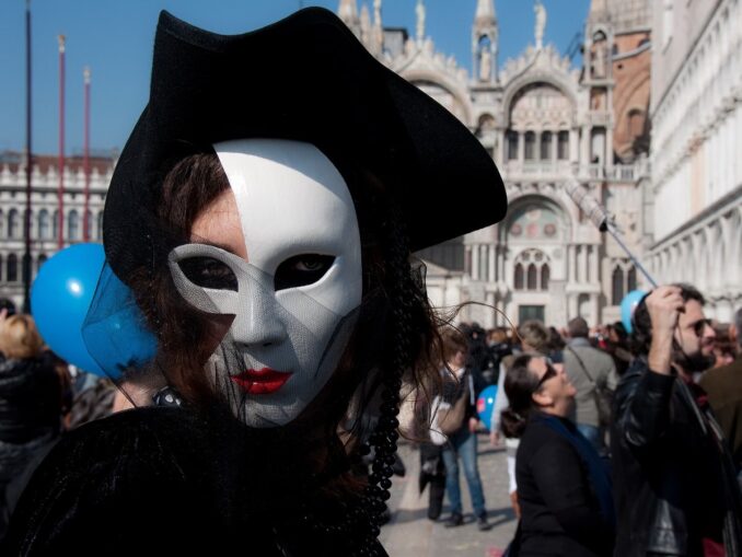 Маска - в феврале в Венеции не нужно одеваться слишком тепло