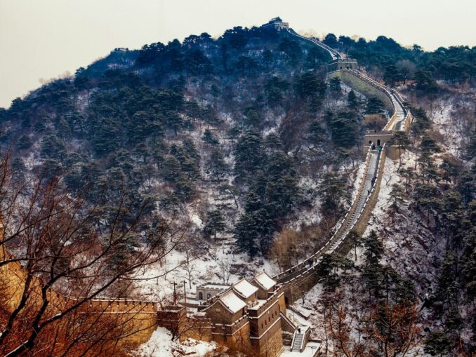 Зимой в Китае можно посмотреть Великую Китайскую стену
