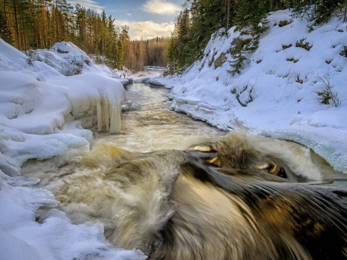 Водопад Кивач и в морозы не желает замерзать, фото @RostislavMashin/Wikimedia Commons В новогодние каникулы можно посмотреть водопад Кивач