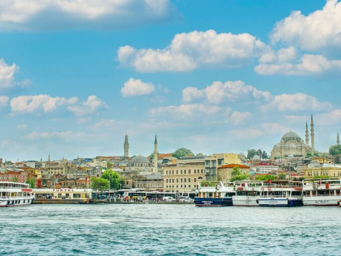 Bosphorus - the air temperature in Istanbul in March rises to +20-22 degrees Celsius