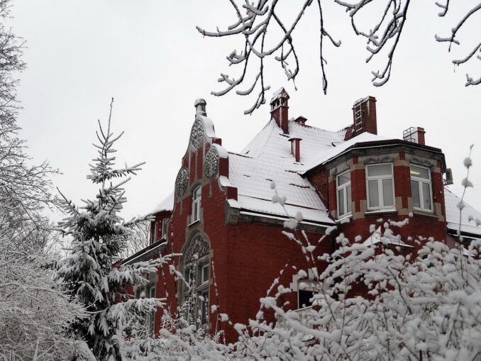 Новогодний Амалиенау, Калининград, фото @Edward YS/Wikimedia Commons Вилла в Амалиенау в Калининграде - кнежная сказка