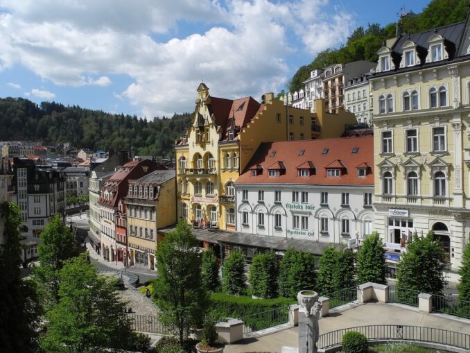 Карловы Вары находятся всего в 130 км от Праги, столицы Чехии