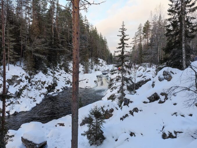 Водопад Кивач - в мартовской Карелии лежит снег и холодно