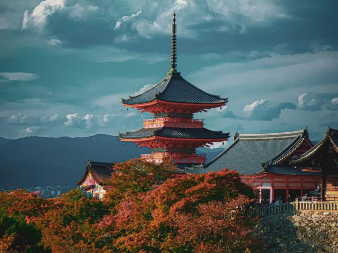 Буддистский храм Киёмидзу-дэра нужно посмотреть в Киото в Японии обязательно