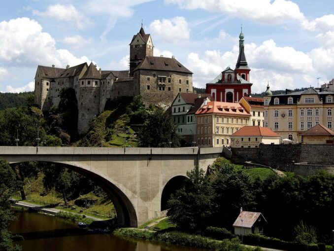 В замок Локет можно съездить неподалеку от Карловых Вар