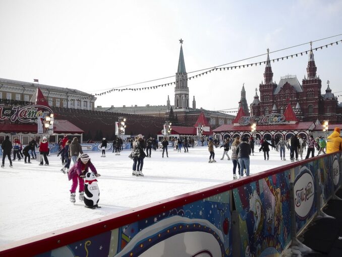 Катание на коньках на Красной площади, фото @Katya/Wikimedia Commons