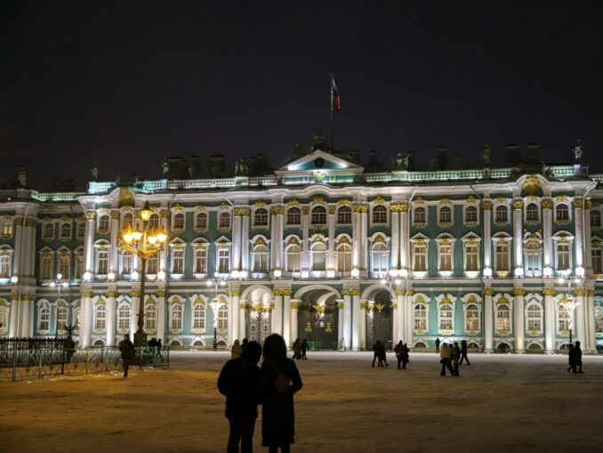 During the New Year holidays in St. Petersburg everyone wants to see the treasures of the Hermitage