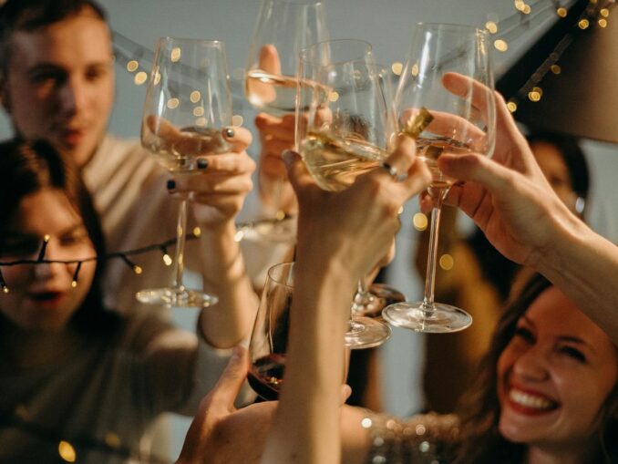 Встречая Новый год..., фото @cottonbro studio/pexels.com Праздник - куда поехать на Новый год в России?