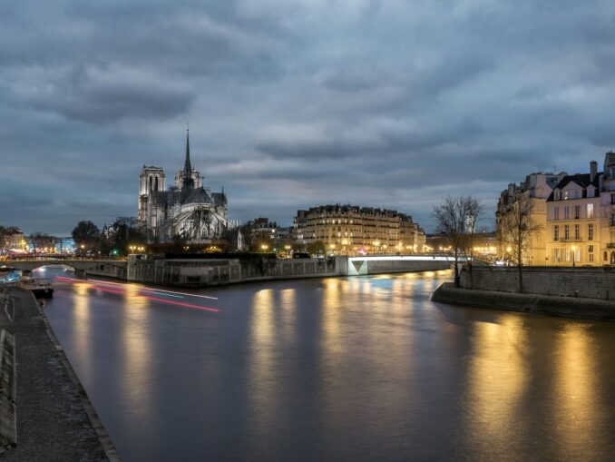 И зимой в столице Франции можно совершить круиз по Сене