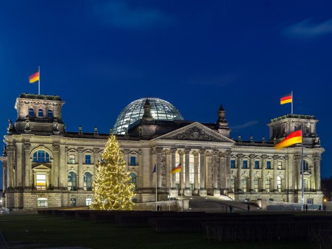 Reichstag - air temperature in Berlin in winter drops to -6-8 degrees Celsius