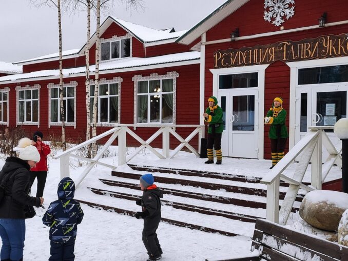 Резиденция Талви Укко в Карелии, фото @Avsolov/Wikimedia Commons В Карелии в новогодние праздники можно посетить резиденцию Талви Укко, "Деда Мороза"