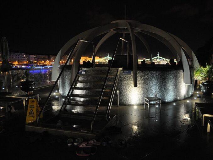 Ванна на крыше термальных ванн Рудаш в Будапеште позволяет любоваться видами