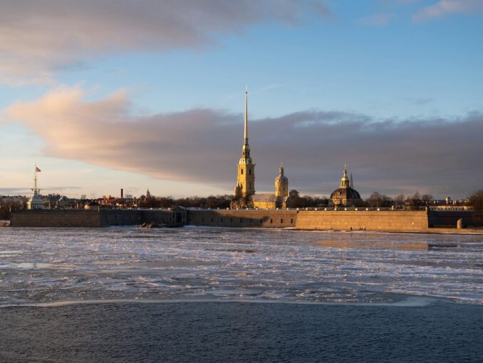 Petropavlovka and Neva - air temperature in St. Petersburg in March can drop to -15 degrees Celsius