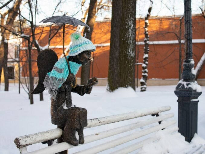 Angel in the Izmailovsky Garden - air temperature in St. Petersburg on New Year's Eve may drop to -15-20 degrees Celsius