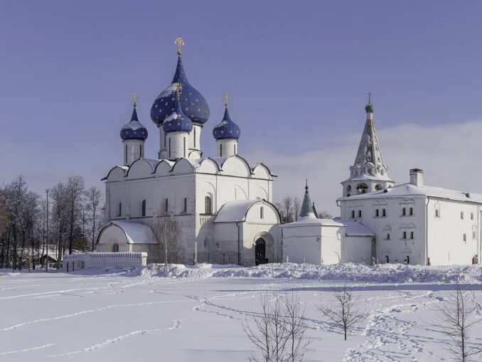 Суздаль в Новый год, фото @Александра Михалева/Wikimedia Commons Почему бы не отметить Новый год и Рождество в Суздале, одном из городов Золотого кольца России?