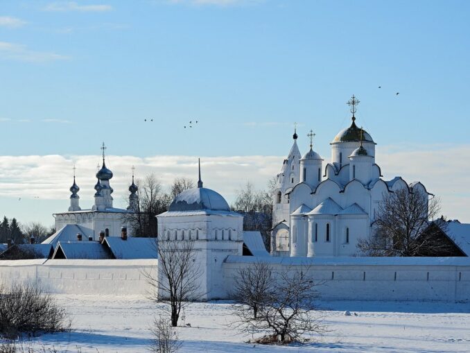В Суздаль стоит поехать в России в январе на экскурсии