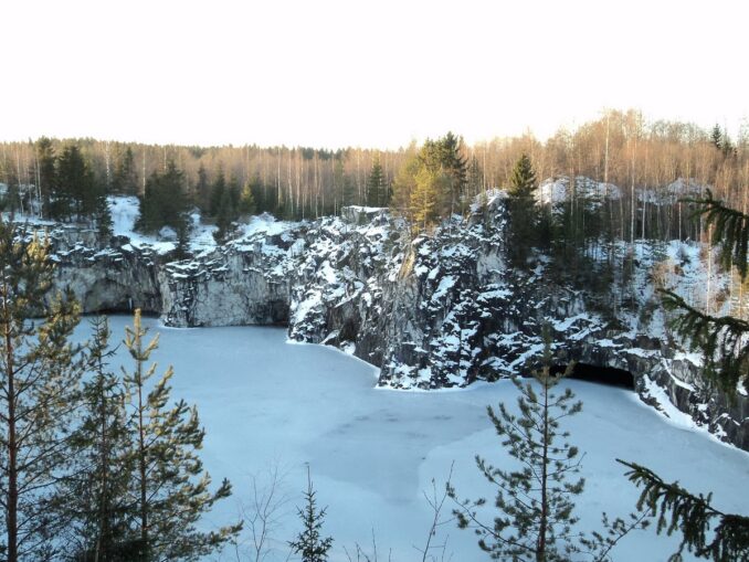 Парк Рускеала в Карелии зимой, фото @Bella-2016/Wikimedia Commons Заснеженная Рускеала - Новый год в Карелии в России приезжают отпраздновать немногие