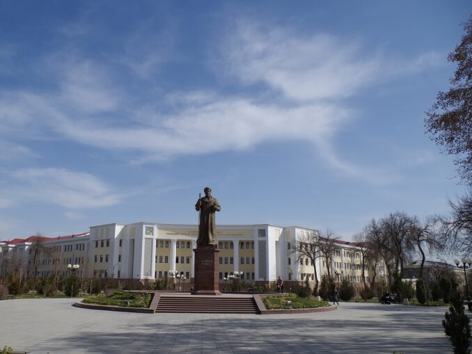 В марте в Ташкенте можно одеваться в практически летнюю одежду