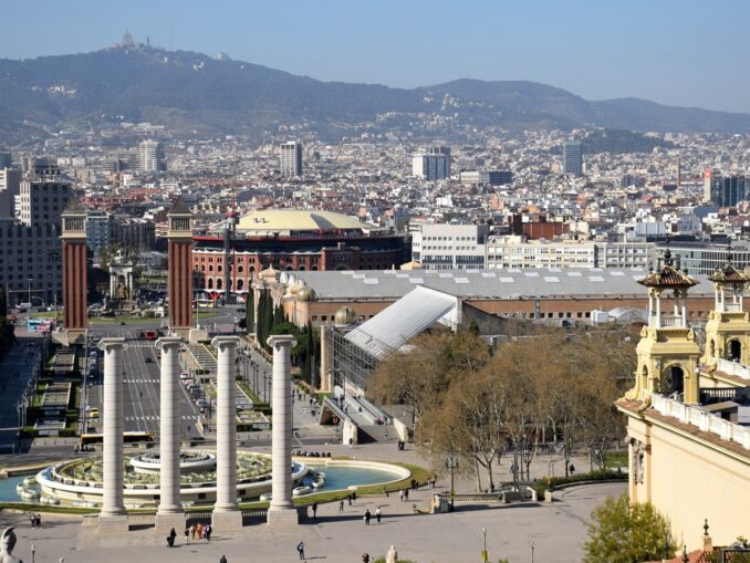 The air temperature in Barcelona in March rises to +20-22 degrees Celsius