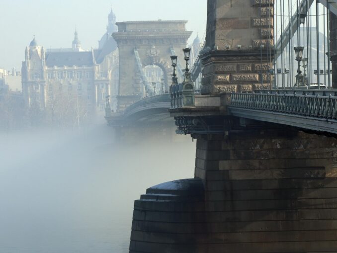 Fog over the Danube - the air temperature in Budapest in March can rise to +15 degrees Celsius