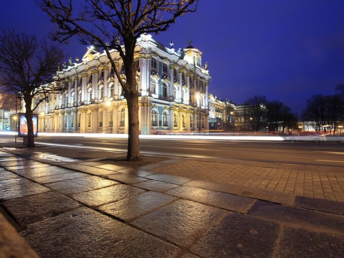 Зимний дворец - в Санкт-Петербурге в марте стоит ехать на экскурсии и для посещения музеев