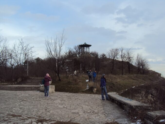 In Pyatigorsk in March you need to dress in layers of clothing