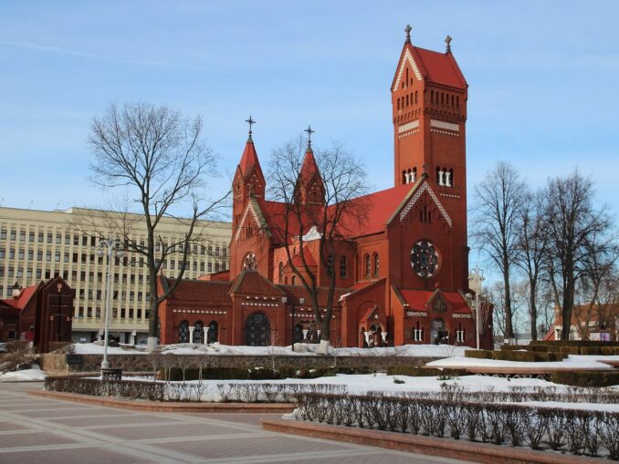 Red Church in Minsk in March, photo @insider51/Wikimedia Commons The air temperature in Minsk in March ranges from -5 to +15 degrees Celsius