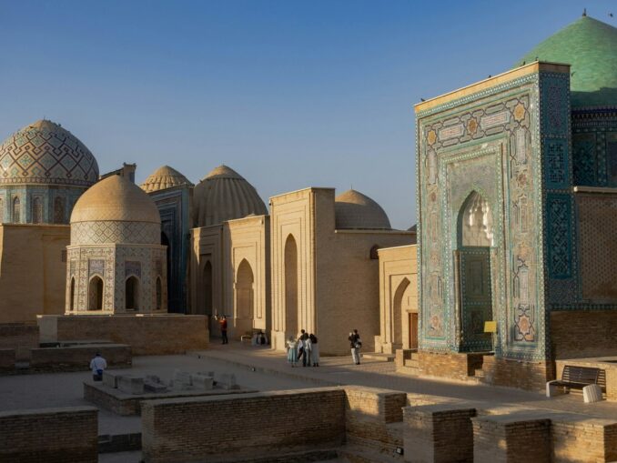Tourists in Shahi-Zinda - in March in Samarkand you can dress almost like summer