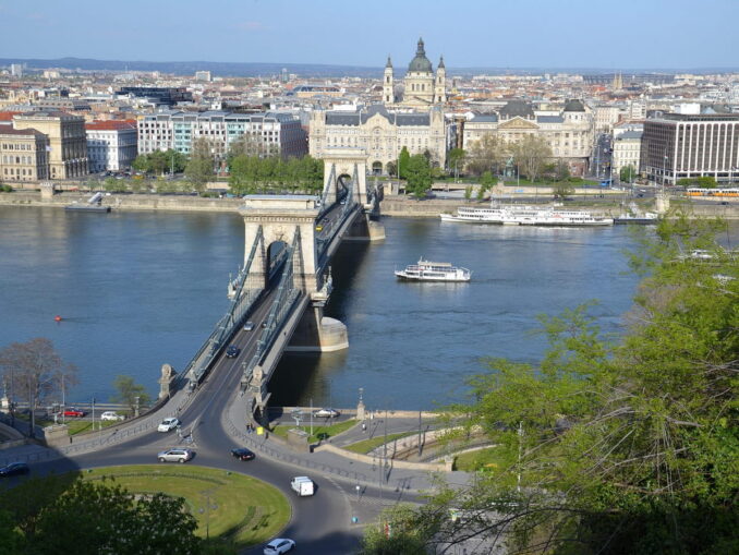 Chain Bridge in Budapest in spring, photo @danorban/Pixabay.com Chain Bridge - the air temperature in April in Budapest rises to +25 degrees Celsius
