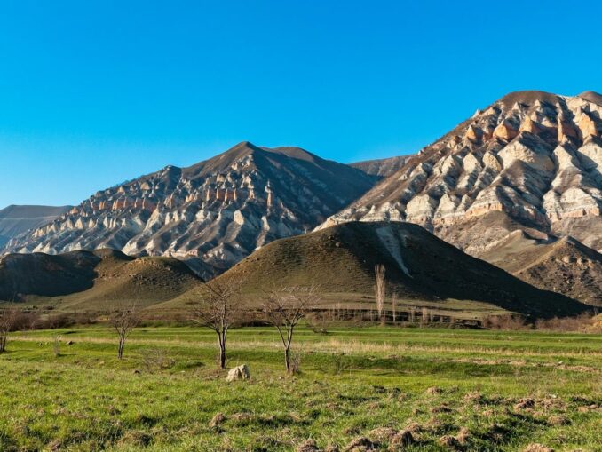 Mountains - the air temperature in Dagestan in April fluctuates in the range of +15-20 degrees Celsius