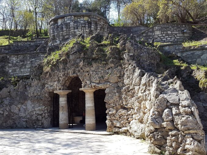 Diana's Grotto on the slope of Mashuk - in spring you need to walk a lot in Pyatigorsk