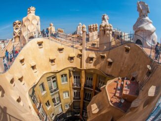 Каса Мила - в Барселону в апреле - стоит ехать на экскурсии!