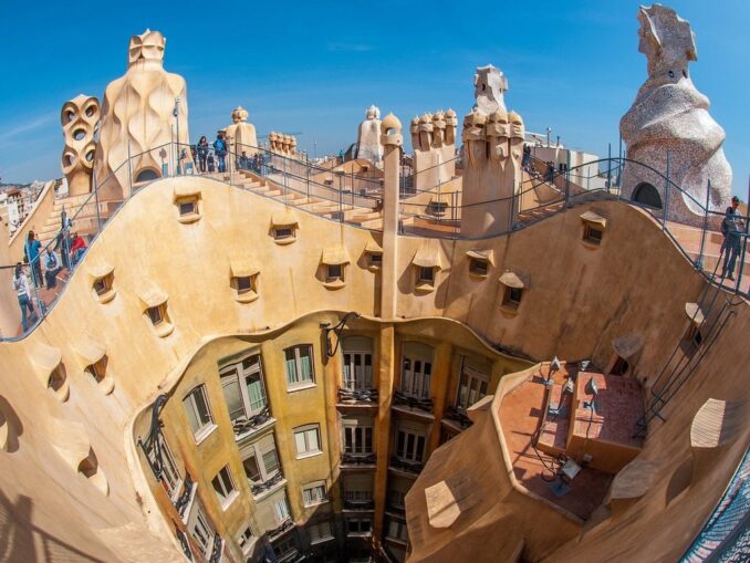 Каса Мила - в Барселону в апреле - стоит ехать на экскурсии!